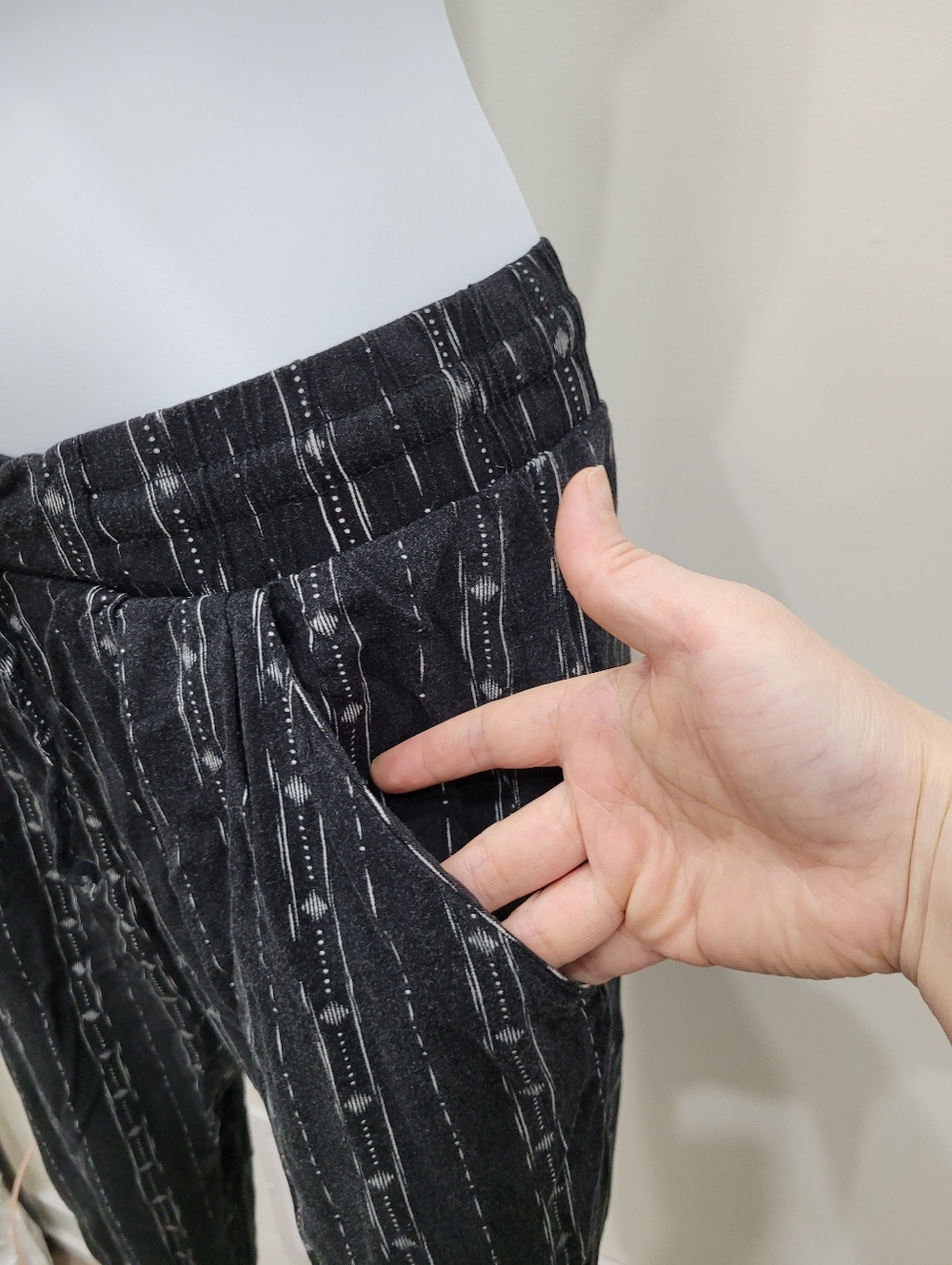 2/$20 Streetwear Society Black & White Pattern Casual Pant Size: Small - Picture 5 of 11